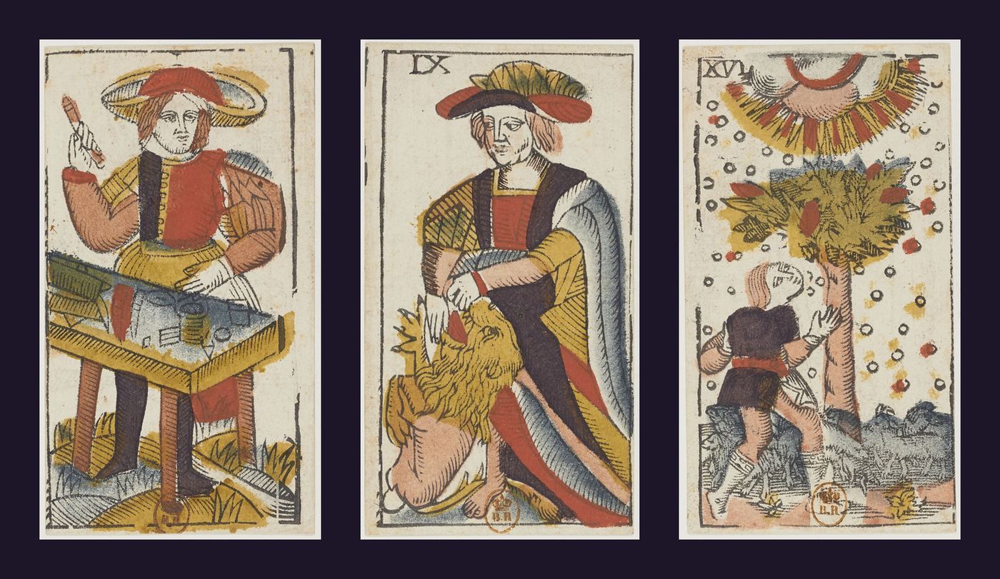 Drei handkolorierte Tarotkarten aus dem 17. Jahrhundert nebeneinander gelegt wie bei einer Drei-Karten-Legung, auf dunklem Grund