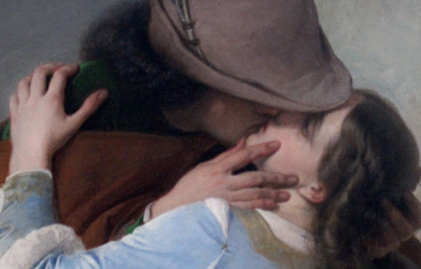 Ausschnitt aus einem romantischen Gemälde: Ein Paar küsst sich innig, er im Hut, sie in hellblauem Seidenkleid