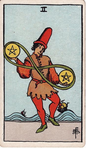 Tarotkarte Zwei der Münzen aus dem Rider-Waite-Tarot