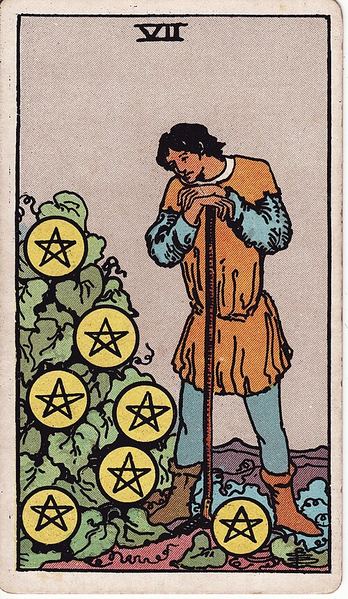 Tarotkarte Sieben der Münzen aus dem Rider-Waite-Tarot