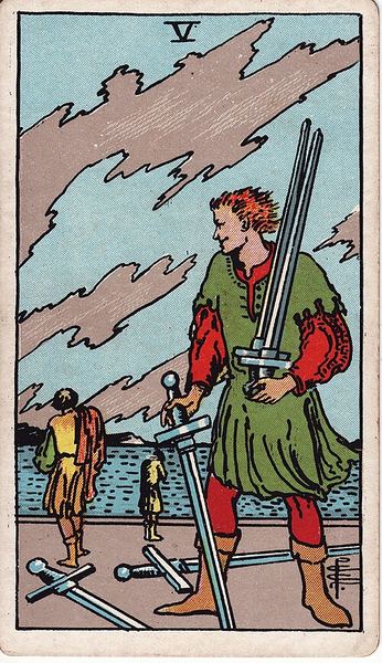 Tarotkarte Fünf der Schwerter aus dem Rider-Waite-Tarot