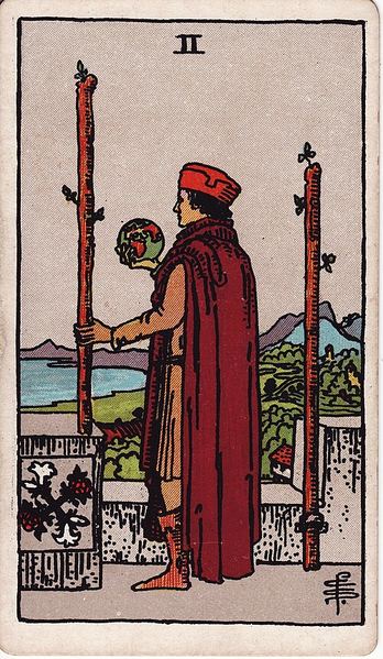 Tarotkarte Zwei der Stäbe aus dem Rider-Waite-Tarot