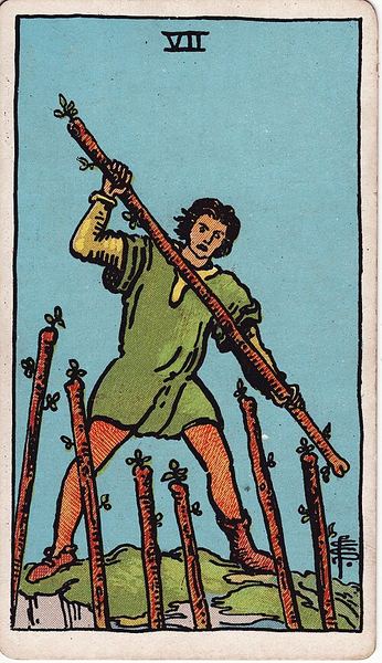 Tarotkarte Sieben der Stäbe aus dem Rider-Waite-Tarot