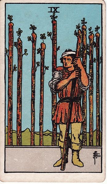 Tarotkarte Neun der Stäbe aus dem Rider-Waite-Tarot